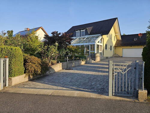 Ansicht von Straßenseite Süd - Top EFH in Weitramsdorf - 699.895,00 EUR Kaufpreis, ca.  220,00 m² Wohnfläche
