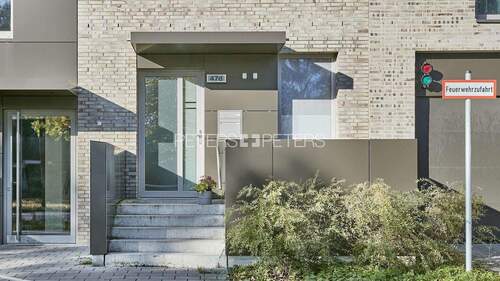 Außenansicht - + Großzügige 2-Zimmer-Wohnung mit eigenem Eingang und Terrasse +