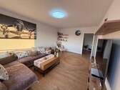 Wohnzimmer - *Obertshausen* Sehr gepflegte & renovierte 2-Zimmer-ETW mit Balkon, Stellplatz und Panoramablick