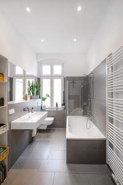 Tagesbelichtetes Bad mit Wanne - 