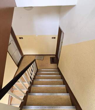 Treppenhaus - 2 Zimmer Etagenwohnung in Berlin