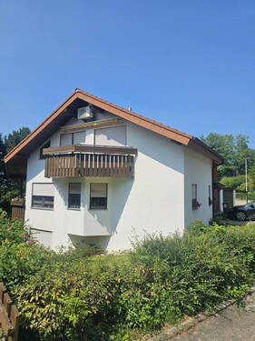 Außen 1 - Helle 3 Zimmer DG Wohnung (1. OG) mit BalkonGarageGartenStellplatz in Gönningen