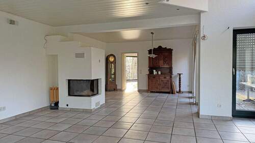 Wohnzimmer mit Blick in das Esszimmer - 