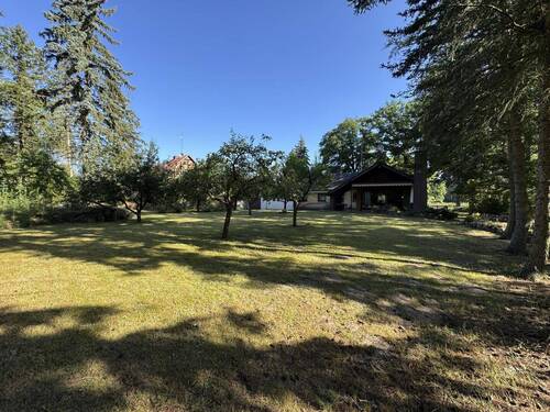 Blick über den Garten zur Terrasse - 