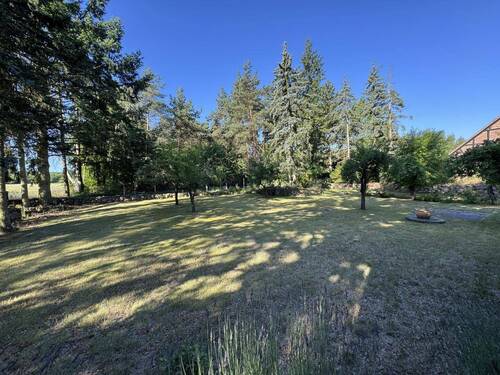 Blick über den Garten zum Haus - 