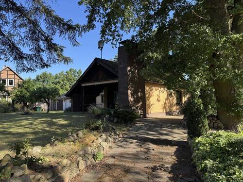 Seitenansicht vom Garten - 