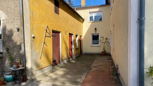 Gang zwischen Wohn- und Nebengebäude - 