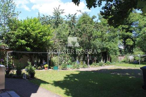 Grünfläche am Haus - Etagenwohnung mit 91,40 m&sup2; in Salzwedel zur Miete