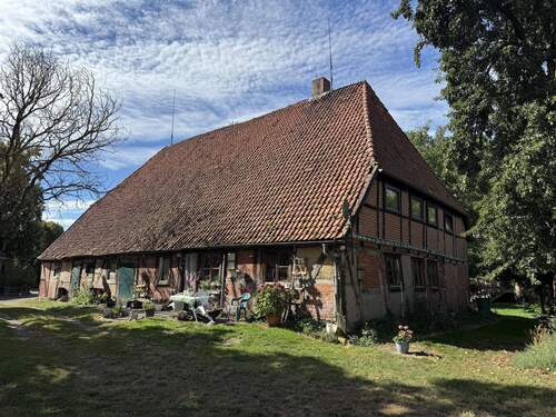 Seitenansicht zum Haupthaus - Altes Fachwerk, neue Chancen - ein Resthof für Familien und Visionen