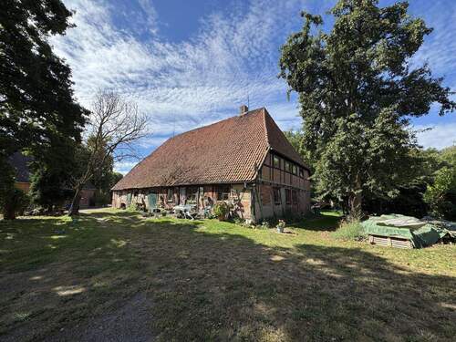 Seitenansicht zum Haupthaus - 6 Zimmer Mehrfamilienhaus, Wohnhaus zum Kaufen in Jameln