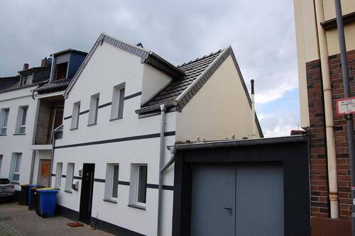Straßenansicht und Garage - Einfamilienhaus mit 137,00 m&sup2; in Kerpen zum Kaufen