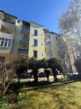 begehrte und zentrale Lage - Charmante Altbauwohnung mit Balkon! Gut vermietet mit Steigerungspotenzial!