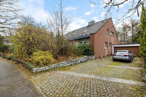 Straßenansicht - Großartiges Wohnen in Volksdorf:Traumhafte Wohnung im Mehrfamilienhaus mit großem Garten