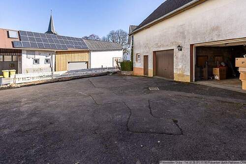 großer Hof vor dem Haus - 