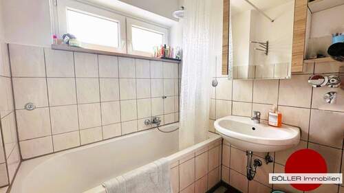 Badezimmer mit Fenster - 
