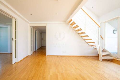 Wohnbereich mit Zugang zum Flur und Essbereich - 4 Zimmer Etagenwohnung zum Kaufen in Berlin