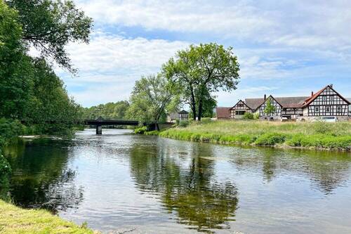 Ausbauobjekt (in dre Mitte hinter Bäumen versteckt) am Saaleufer - 