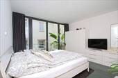 Schlafzimmer mit großer Fensterfront - 