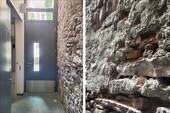 Haus-Eingang mit erhaltener Backstein-Mauer - 