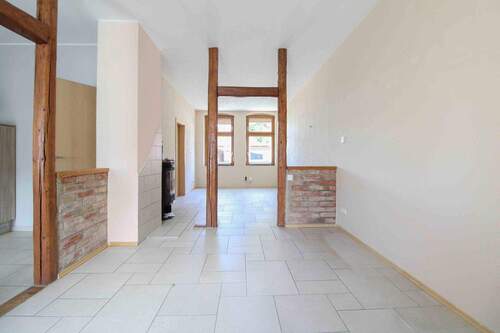 1 - Wohnzimmer - Großes Grundstück mit Zweifamilienhaus - ideal für Familien & Mehrgenerationen