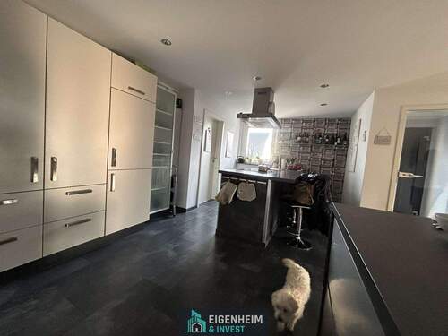 offene Küche und Blick in den Wohnbereich - 