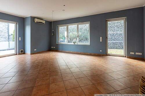 Wohn- und Esszimmer mit Gartenausgang - 