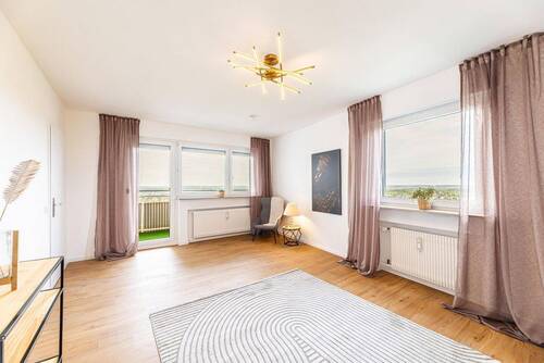 Helles Wohnzimmer mit Balkon - PROVISIONSFREI: Renovierte 3-Zimmer-Wohnung mit fantastischem Ausblick am Wildpark. Sofort frei.