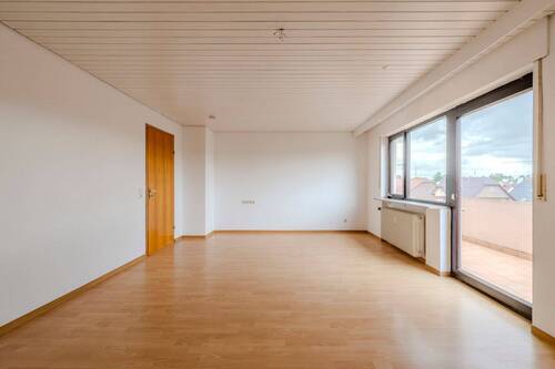 Wohnbereich mit Balkon - Tolle Aussichten: Charmante 3,5-Zimmer-Dachgeschosswohnung in gefragter Lage