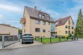 Außenansicht mit Stellplatz - 3 Zimmer Etagenwohnung zum Kaufen in Ludwigsburg