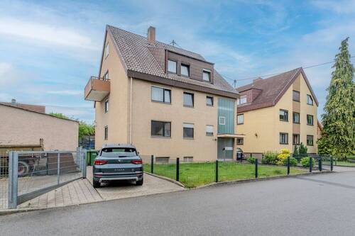 Außenansicht mit Stellplatz - 3 Zimmer Etagenwohnung zum Kaufen in Ludwigsburg