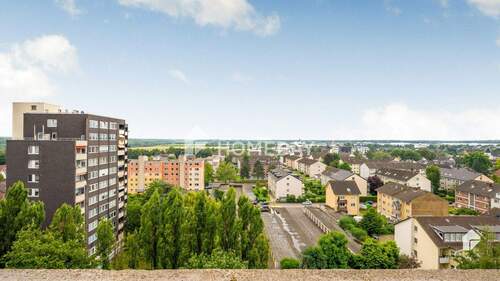 Ausblick - Raumwunder! Große 4-Zimmer-Wohnung mit 2 Loggien, Wannenbad und Stellplatz