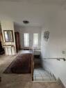 Diele mit Treppe ins UG - 
