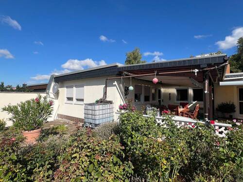 Seitenansicht mit Terrasse - 