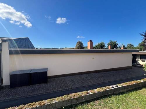 Vorderansicht mit KFZ Stellplätze - 