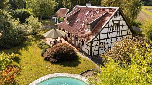 Titelbild - 'Wo Geschichte auf Freiheit trifft - Ihr exklusives Familienrefugium vor den Toren Düsseldorfs'