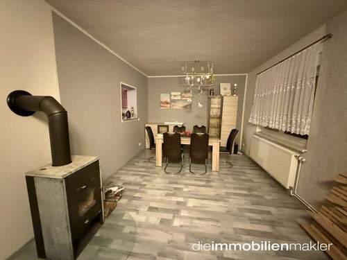 Wohnzimmer mit Kaminofen - Mehrfamilienhaus, Wohnhaus mit 302,00 m&sup2; in Heideblick zum Kaufen