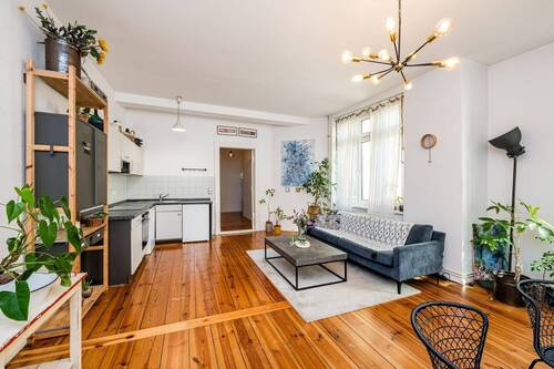 Ca. 30 qm großes, helles Wohnzimmer mit Küche - Etagenwohnung mit 55,90 m&sup2; in Berlin zum Kaufen
