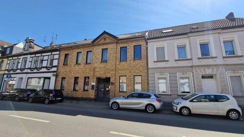 Vorderansicht - Fünffamilienhaus mit 3 freien Wohnungen - 78 m² 70 m²36 m² & Lagerhalle - grüne Oase in der Stadt