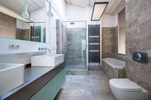 Masterbad mit Badewanne und Dusche - 
