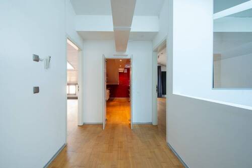 Flur mit Zugang zum begehbaren Kleiderschrank - 