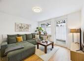 Wohnzimmer - Stilvolles Wohnen im Münchener Südosten: Lichtdurflutete 2-Zimmer-Wohnung mit Balkon & Tiefgarage