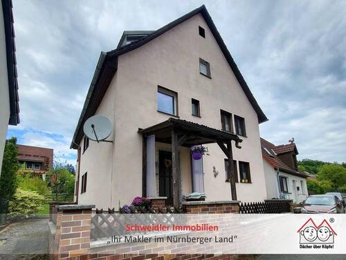 Hausansicht - Preiswertes Zweifamilienhaus in SimmelsdorfHüttenbach mit Garten und Nebengebäuden