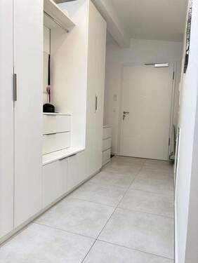 Flur - Etagenwohnung mit 87,80 m&sup2; in Germering zur Miete