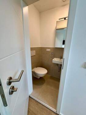 Eingang Bad - 1 Zimmer Etagenwohnung in Karlsruhe