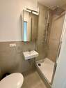 Dusche Waschtisch mit Spiegel - Etagenwohnung mit 20,00 m&sup2; in Karlsruhe zur Miete