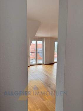 Blick_aus_Schlafzimmer_in_Wohnzimmer - 