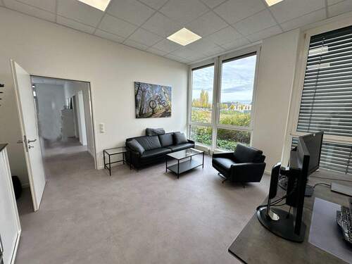 Büro - Moderne und neuwertige Büro- Praxisfläche in Top-Airportlage Provisionsfrei für Mieter