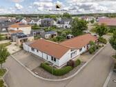 Rückzugsort mit Perspektive – Luftaufnahme des Grundstücks mit Garten und Parkplätzen. - 