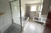 Badezimmer mit Wanne und Dusche - 