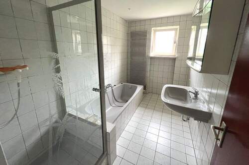 Badezimmer mit Wanne und Dusche - 